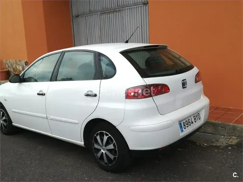 Usado Seat Ibiza Sport 75 CV (55 kW) 2002 Blanco Utilitario
