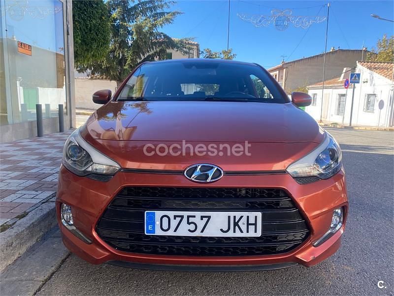 Naranja Usado 2015 Hyundai i20 Berlina | 8800 € (Precio justo) - Imagen 1/4