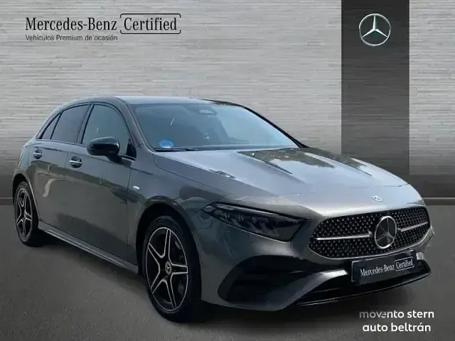 Usado Mercedes A250 Advanced 218 CV (160 kW) 2025 Gris / plata Berlina