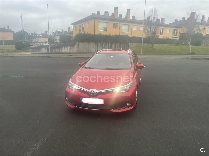 Usado Toyota Auris Active 90 CV (66 kW) 2016 Rojo Familiar