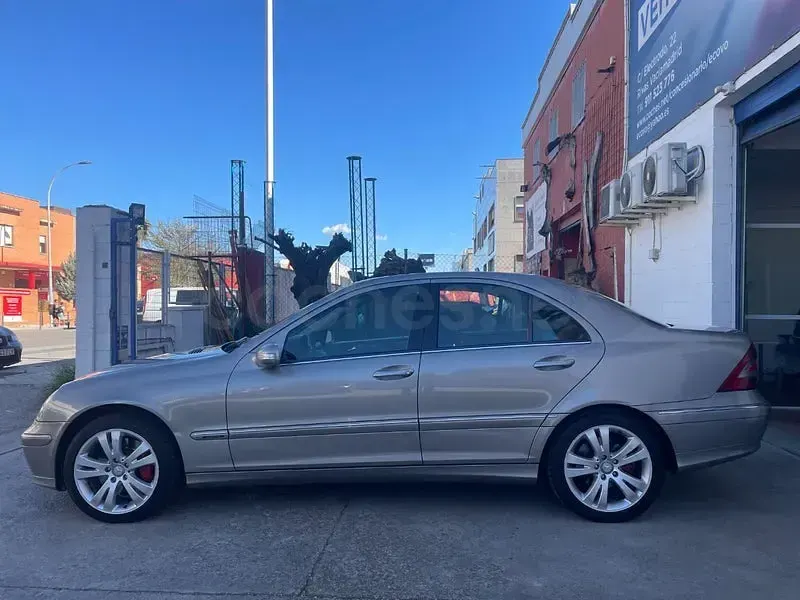 Usado Mercedes C320 Elegance 224 CV (164 kW) 2006 Gris / plata Berlina