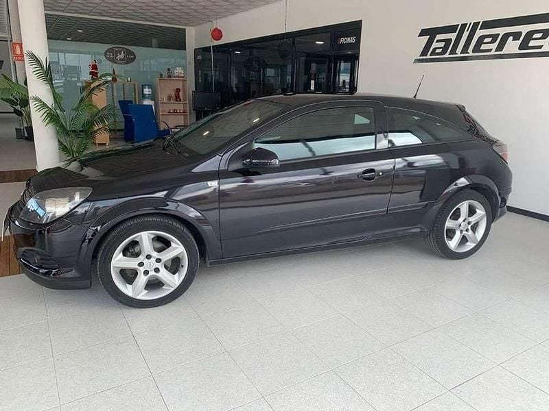 Usado Opel Astra GTC Sport 125 CV (91 kW) 2005 Negro Utilitario