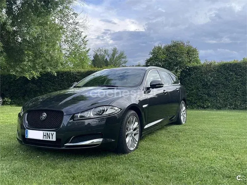 Usado Jaguar XF Sportbrake Luxury 200 CV (147 kW) 2013 Gris / plata Familiar
