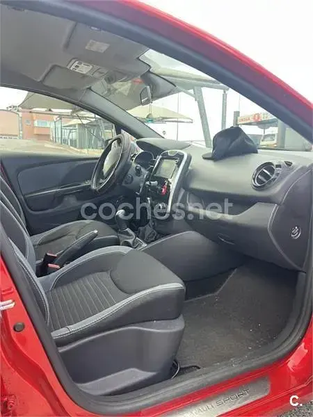 Begagnad Renault Clio IV Zen 90 HK (66 kW) 2016 Röd Sedan