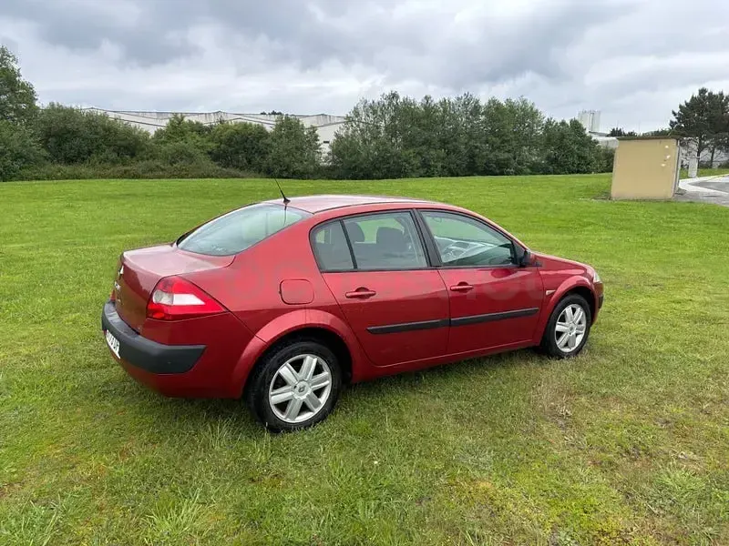 Usado Renault Mégane Authentique 100 CV (73 kW) 2005 Granate Berlina