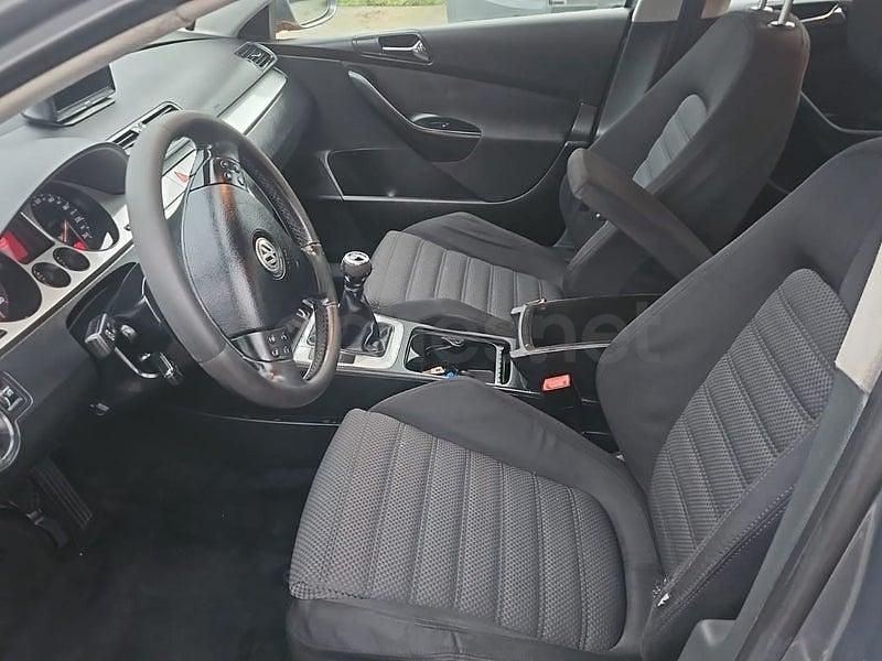 Usado VW Passat Highline 150 CV (110 kW) 2007 Gris / plata Berlina