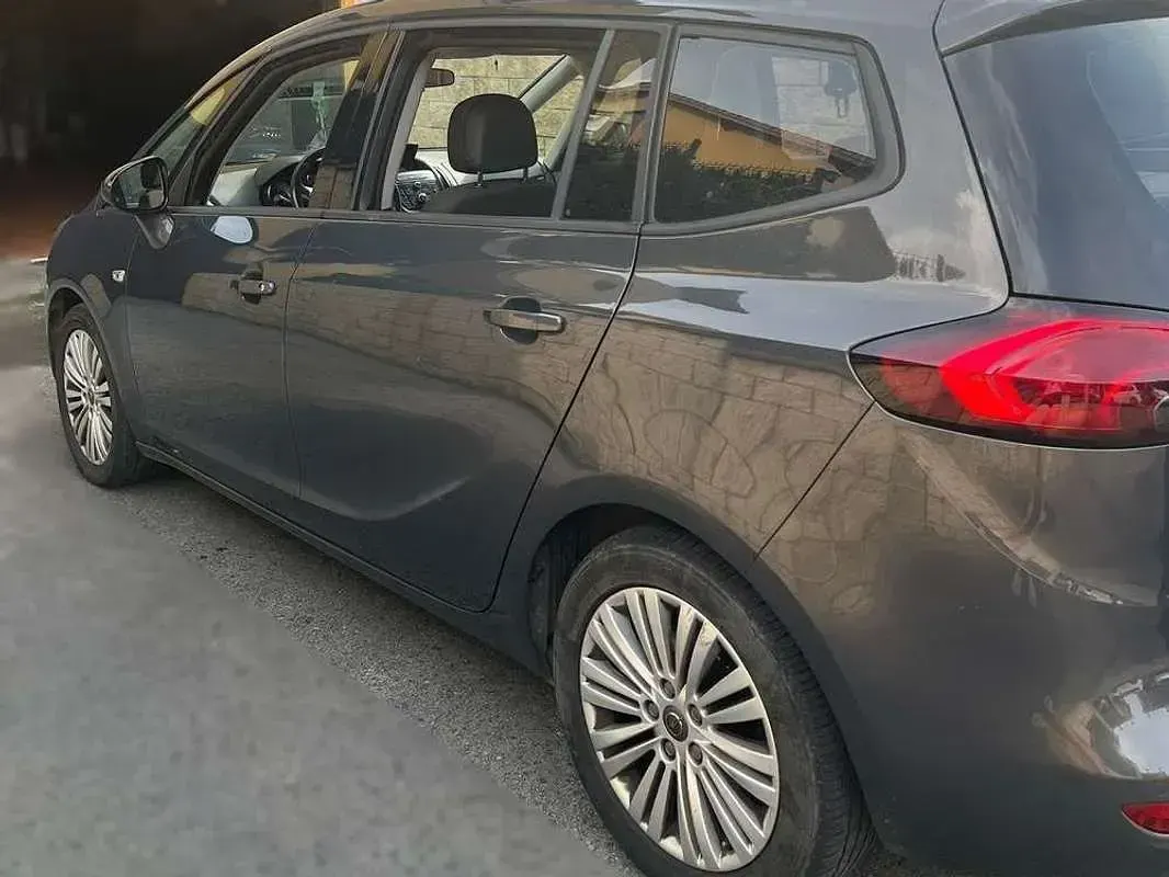 Usado Opel Zafira Selective 136 CV (100 kW) 2016 Gris Monovolumen