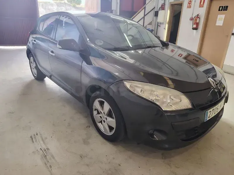 Usado Renault Mégane Dynamique 130 CV (95 kW) 2011 Gris / plata Berlina
