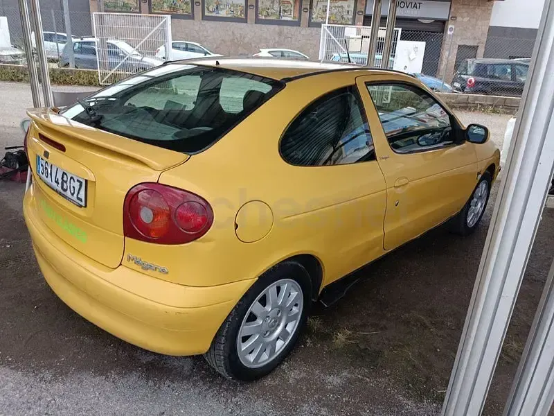 Usado Renault Mégane Coupé Dynamique 105 CV (77 kW) 2001 Amarillo Coupe