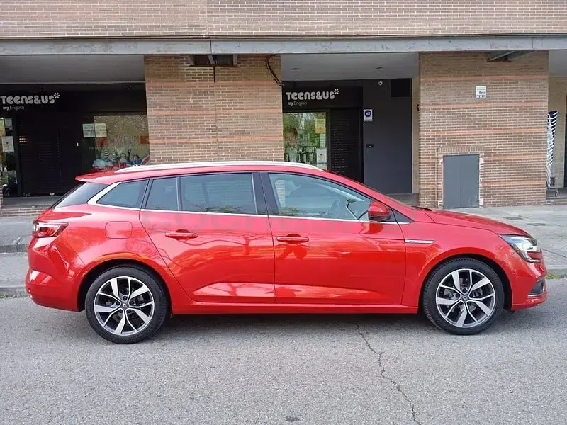 Usado Renault Mégane GrandTour Bose Edition 130 CV (95 kW) 2017 Rojo Familiar