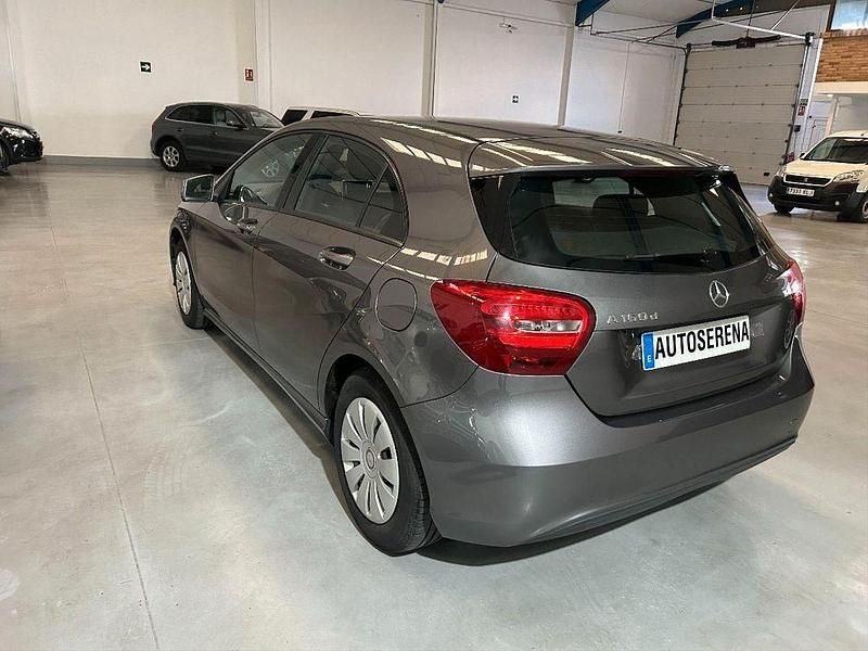 Usado Mercedes A180 109 CV (80 kW) 2017 Gris / plata Berlina