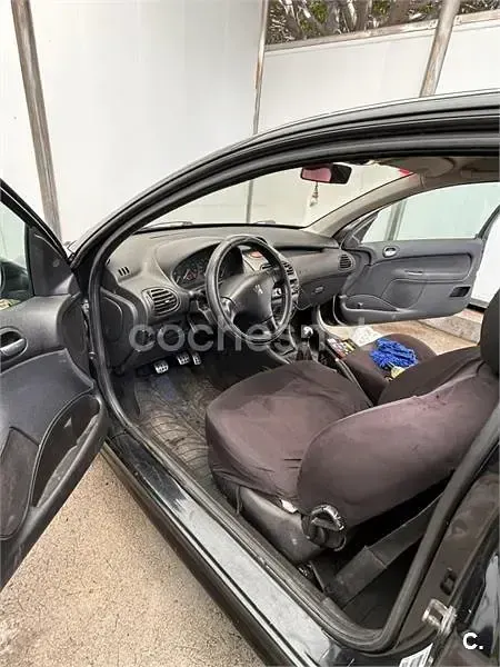 Usado Peugeot 206 90 CV (66 kW) 2002 Negro Berlina
