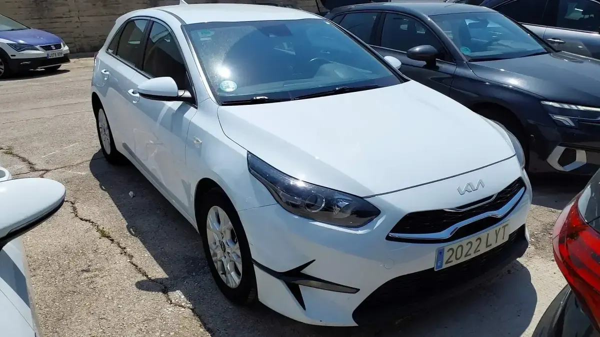 Usado Kia Ceed 101 CV (74 kW) 2022 Blanco Utilitario