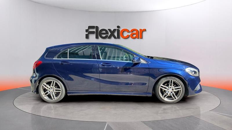 Usado Mercedes A180 AMG line 109 CV (80 kW) 2017 Azul Berlina