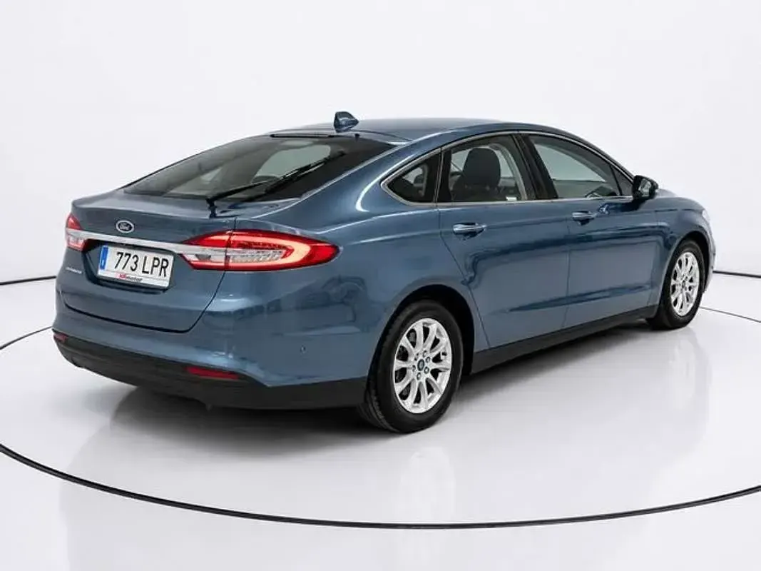 Usado Ford Mondeo Trend 120 CV (88 kW) 2021 Azul Berlina