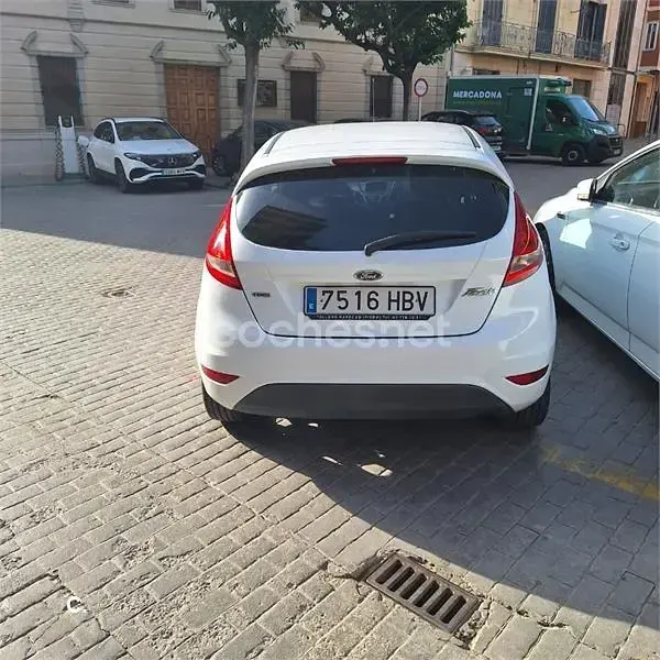 Usado Ford Fiesta 95 CV (69 kW) 2011 Blanco Berlina