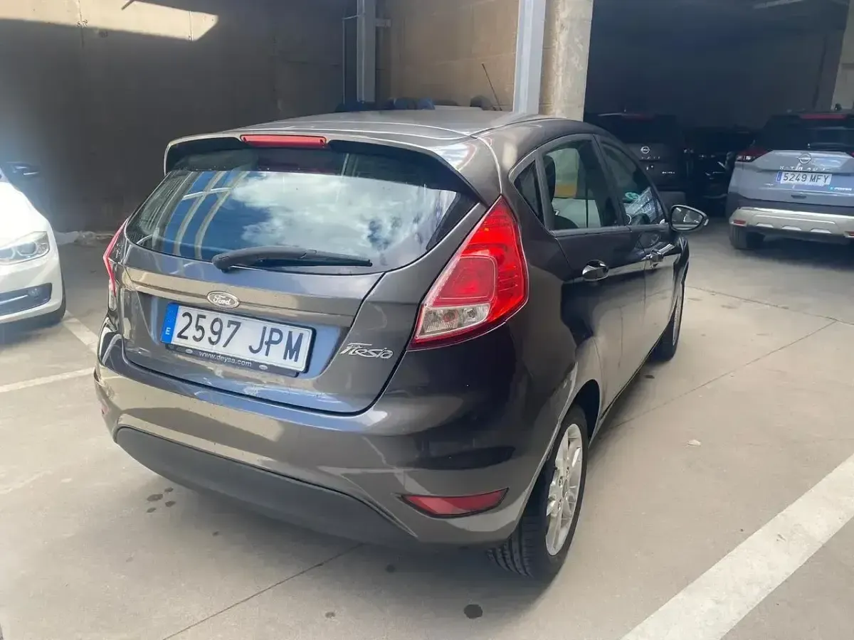 Usado Ford Fiesta Trend 83 HP (61 kW) 2016 Cinzento Citadino