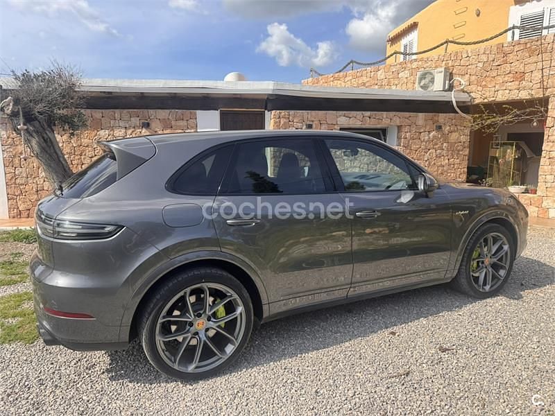 Usado Porsche Cayenne 462 CV (339 kW) 2018 Gris / plata SUV