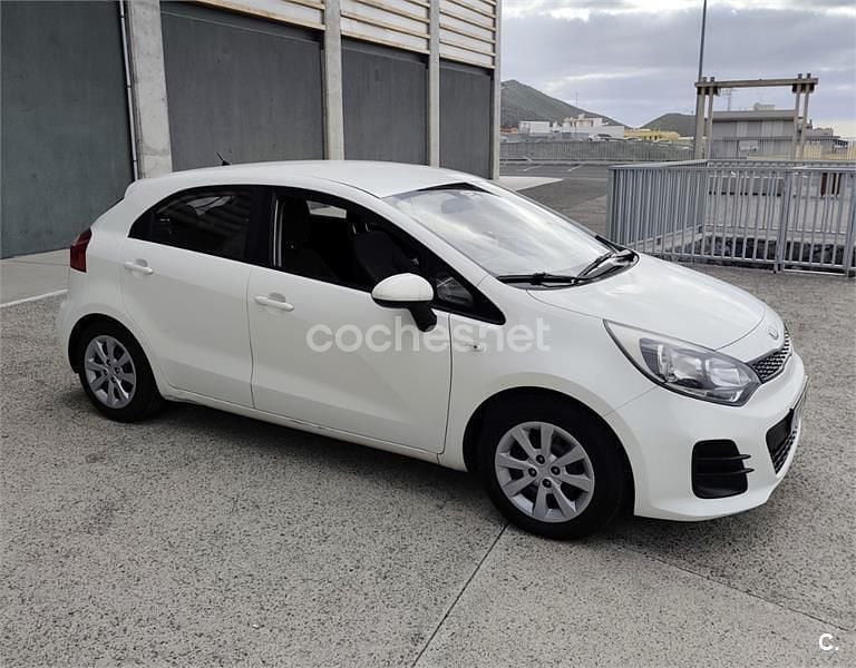 Blanco Usado 2015 Kia Rio Berlina | 5990 € (Precio justo) - Imagen 1/4