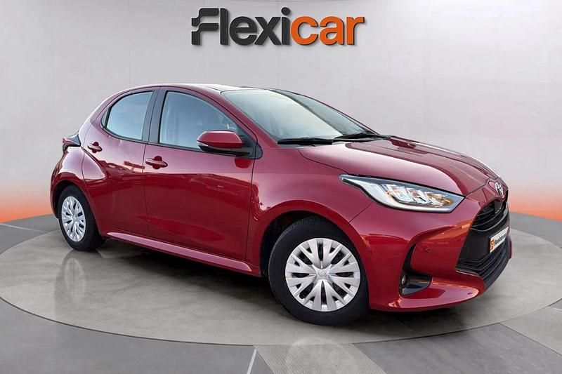 Usado Toyota Yaris Hybrid Active 116 CV (85 kW) 2023 Rojo Berlina