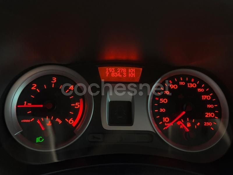 Usado Renault Clio II Dynamique 85 CV (62 kW) 2007 Gris / plata Berlina