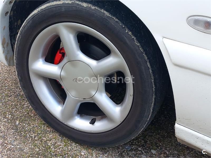 Usado Ford Escort 115 CV (84 kW) 1997 Blanco Berlina