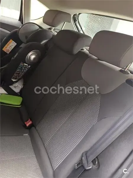 Usado Seat Leon Reference 105 CV (77 kW) 2010 Negro Utilitario