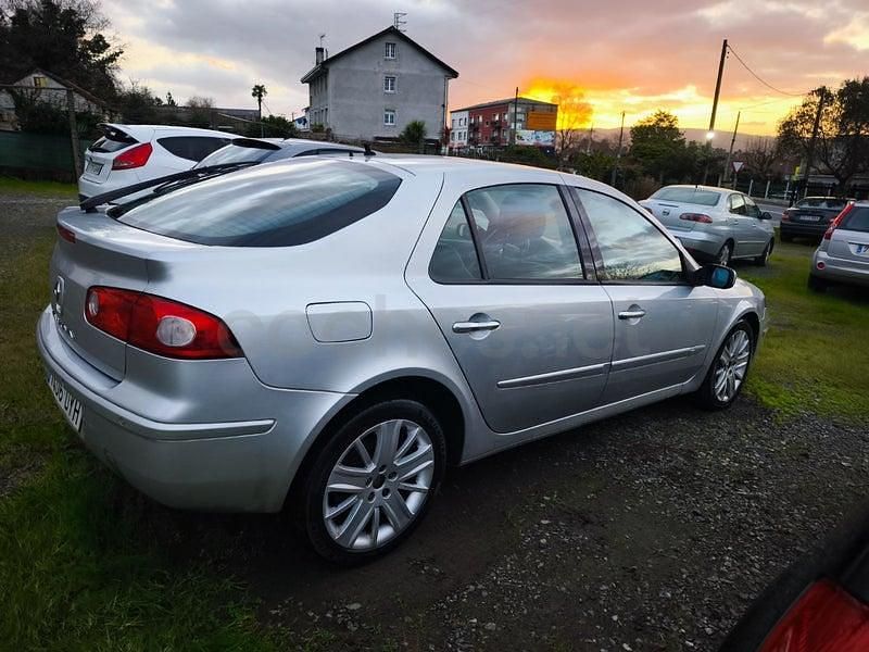 Usado Renault Laguna II Dynamique 130 CV (95 kW) 2006 Gris / plata Berlina