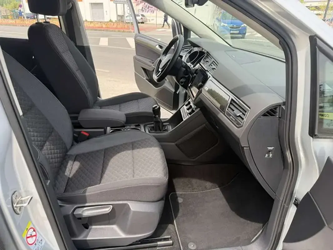 Usado VW Touran Sportline 150 CV (110 kW) 2019 Gris Monovolumen