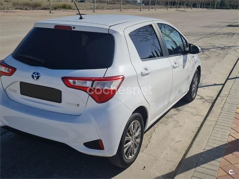 Usado Toyota Yaris Hybrid Active 100 CV (73 kW) 2018 Blanco Berlina