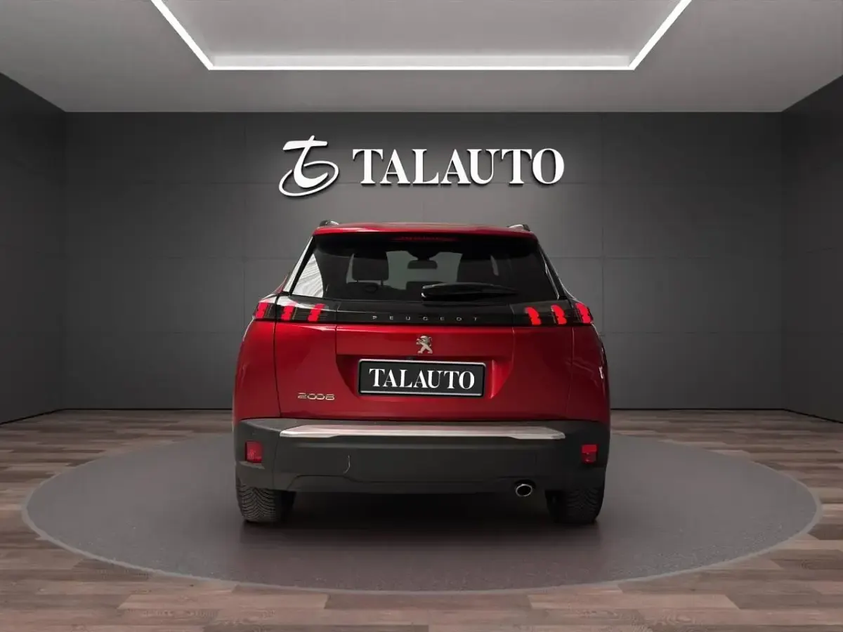 Usado Peugeot 2008 Allure 130 CV (95 kW) 2020 Rojo SUV