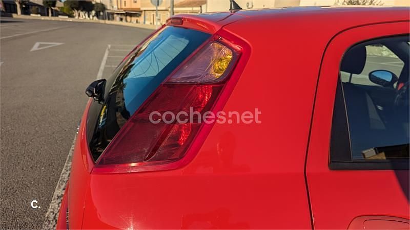 Usado Fiat Grande Punto Dynamic 75 CV (55 kW) 2007 Rojo Utilitario