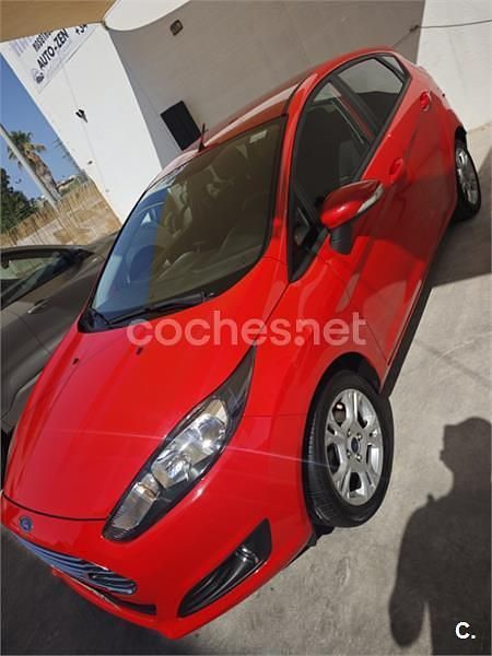 Usado Ford Fiesta Trend 60 CV (44 kW) 2013 Rojo Utilitario