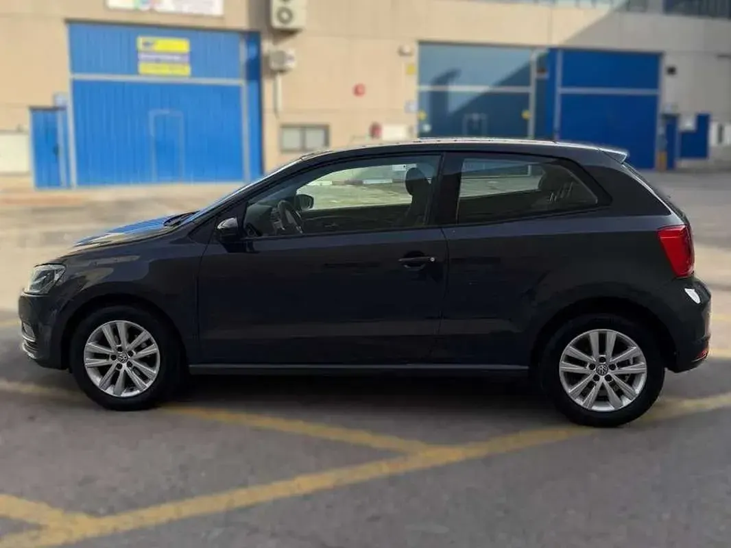 Usado VW Polo Advance 90 CV (66 kW) 2014 Gris Utilitario