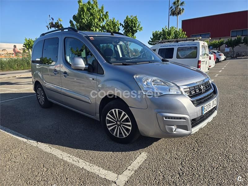 Usado Peugeot Partner Tepee Active 100 CV (73 kW) 2016 Gris / plata Monovolumen