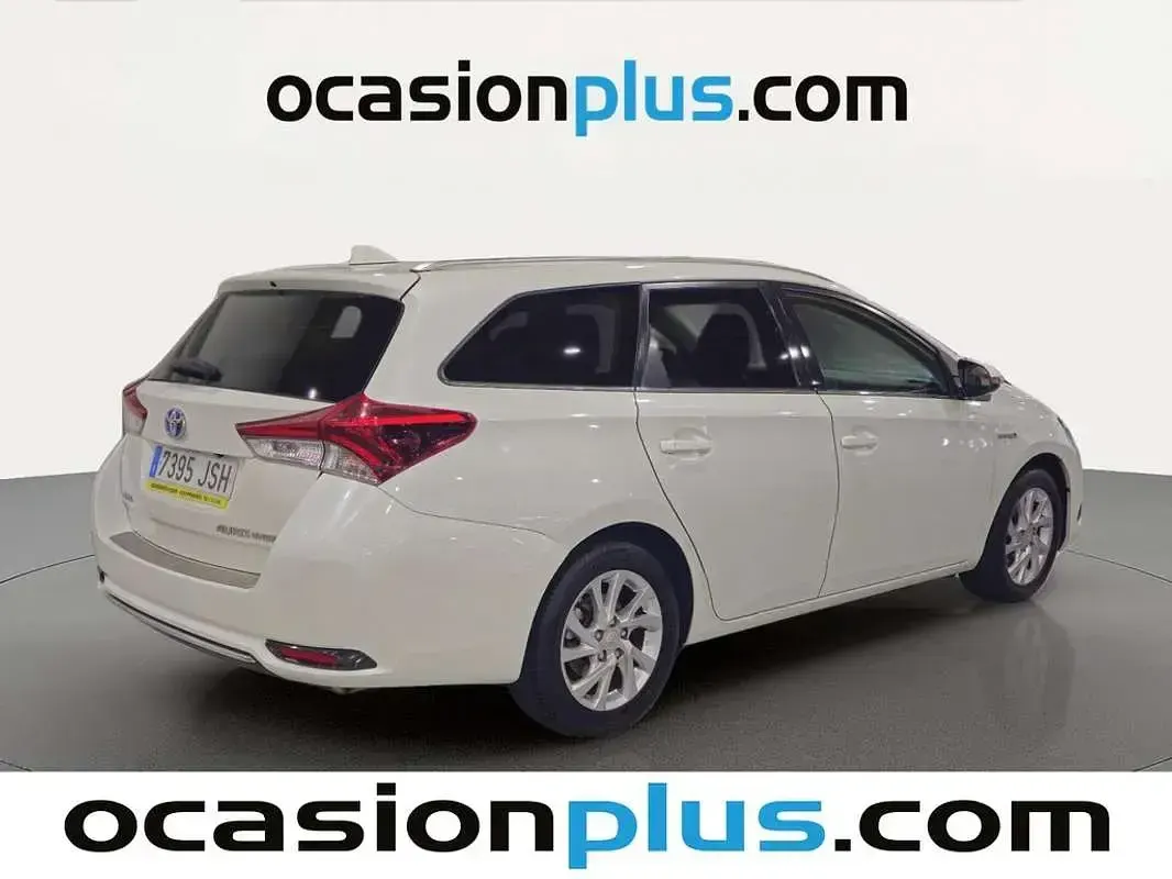 Usado Toyota Auris Touring Sports Active 136 CV (100 kW) 2016 Blanco Familiar