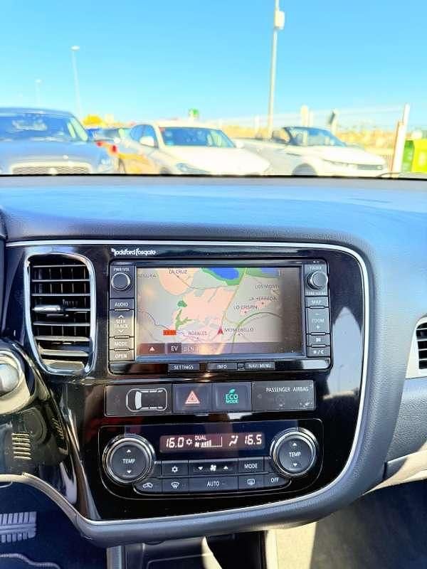 Usado Mitsubishi Outlander P-HEV Motion 203 CV (149 kW) 2014 Blanco SUV