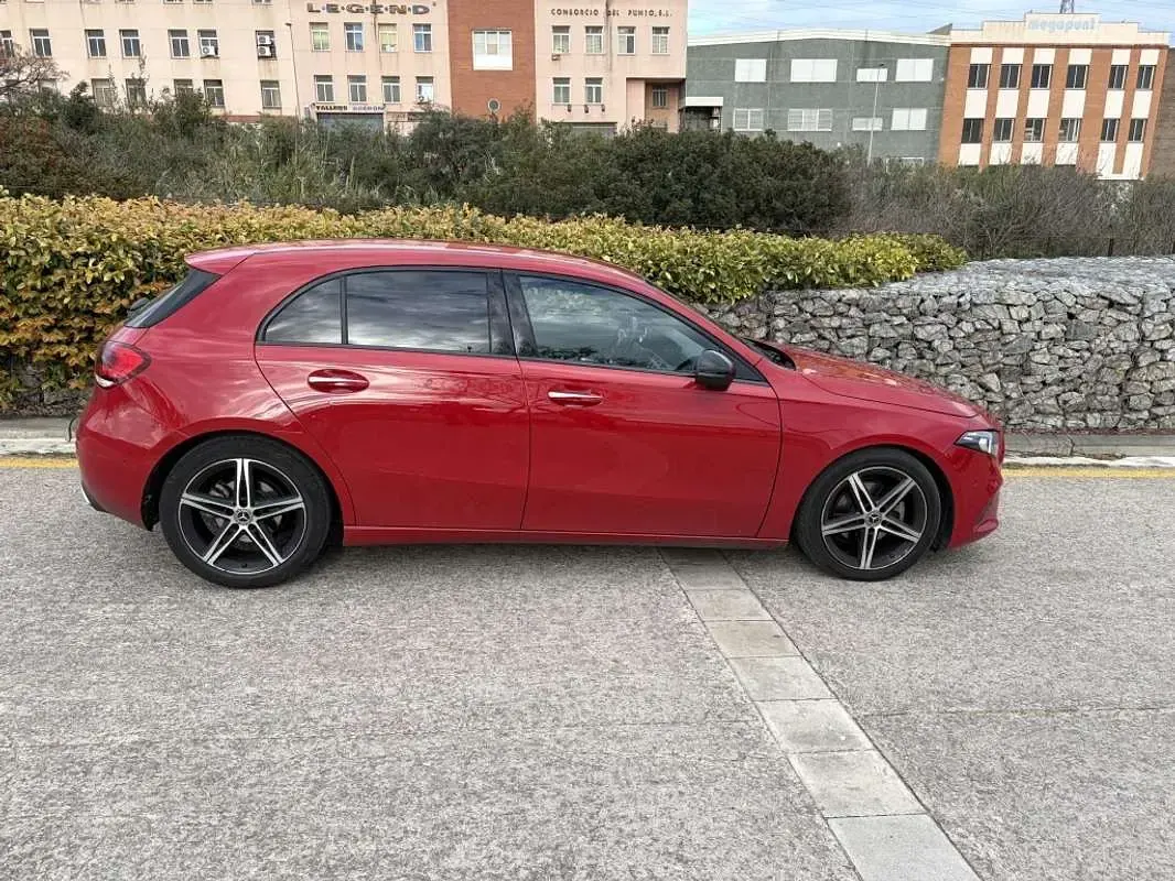 Usado Mercedes A180 116 CV (85 kW) 2019 Rojo Utilitario