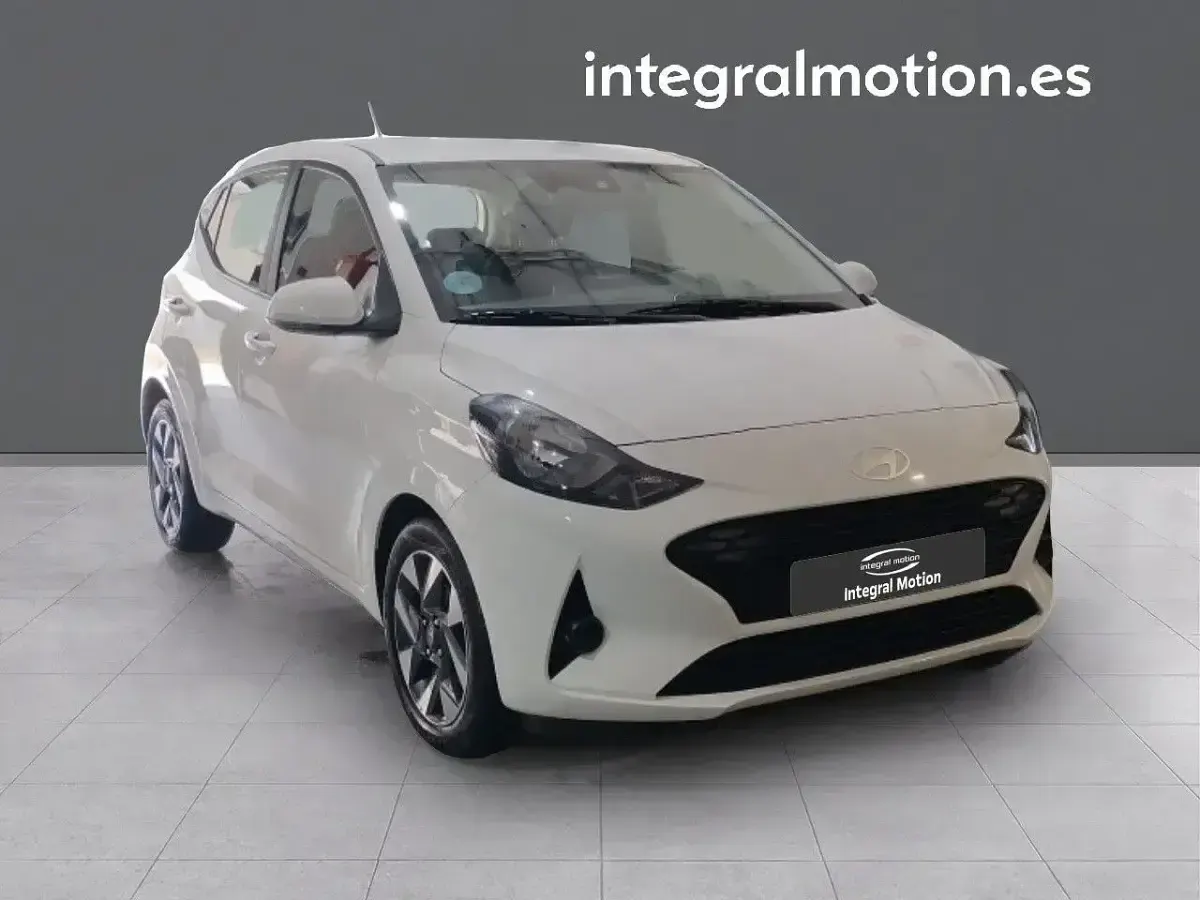 Usado Hyundai i10 66 CV (48 kW) 2024 Verde Utilitario