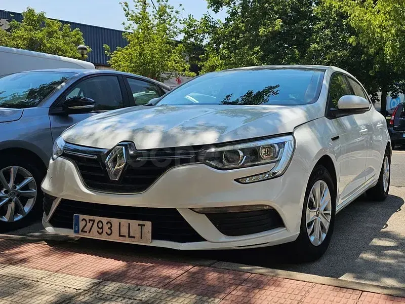 Usado Renault Mégane II Life 115 CV (84 kW) 2021 Blanco Berlina