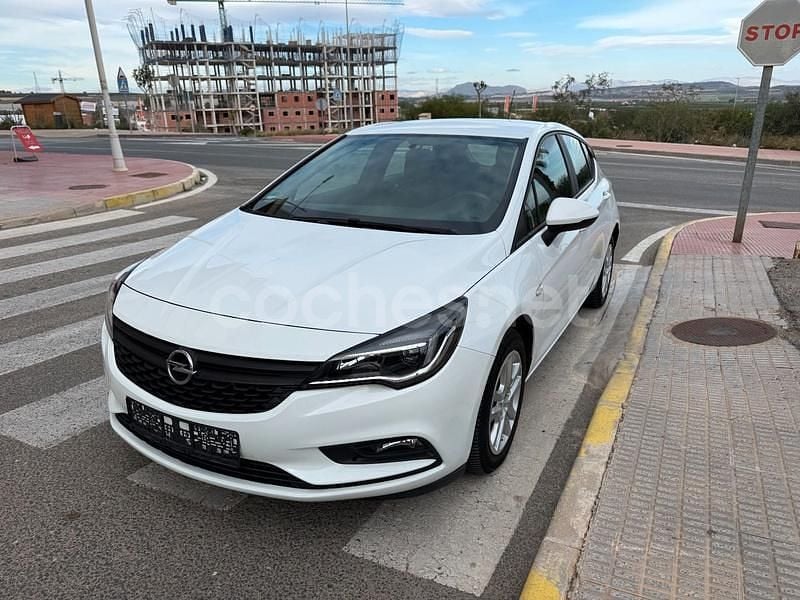 Usado Opel Astra Dynamic 105 CV (77 kW) 2016 Blanco Berlina