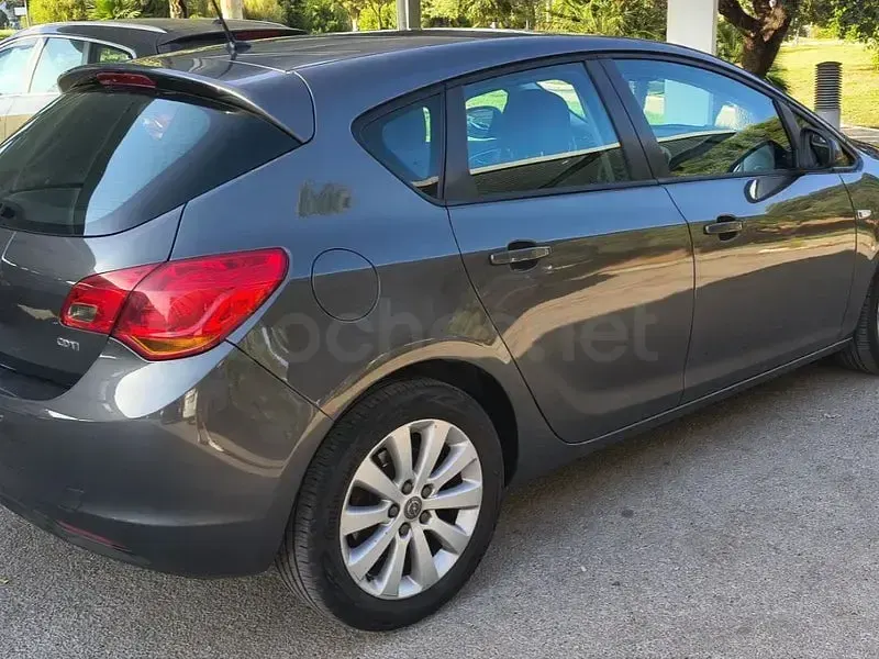 Usado Opel Astra Excellence 110 CV (80 kW) 2011 Gris / plata Berlina