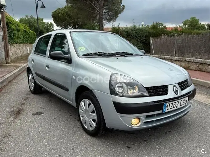 Usado Renault Clio II 75 CV (55 kW) 2004 Gris / plata Berlina