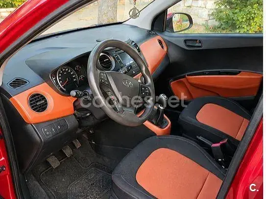 Usado Hyundai i10 66 CV (48 kW) 2015 Granate Utilitario