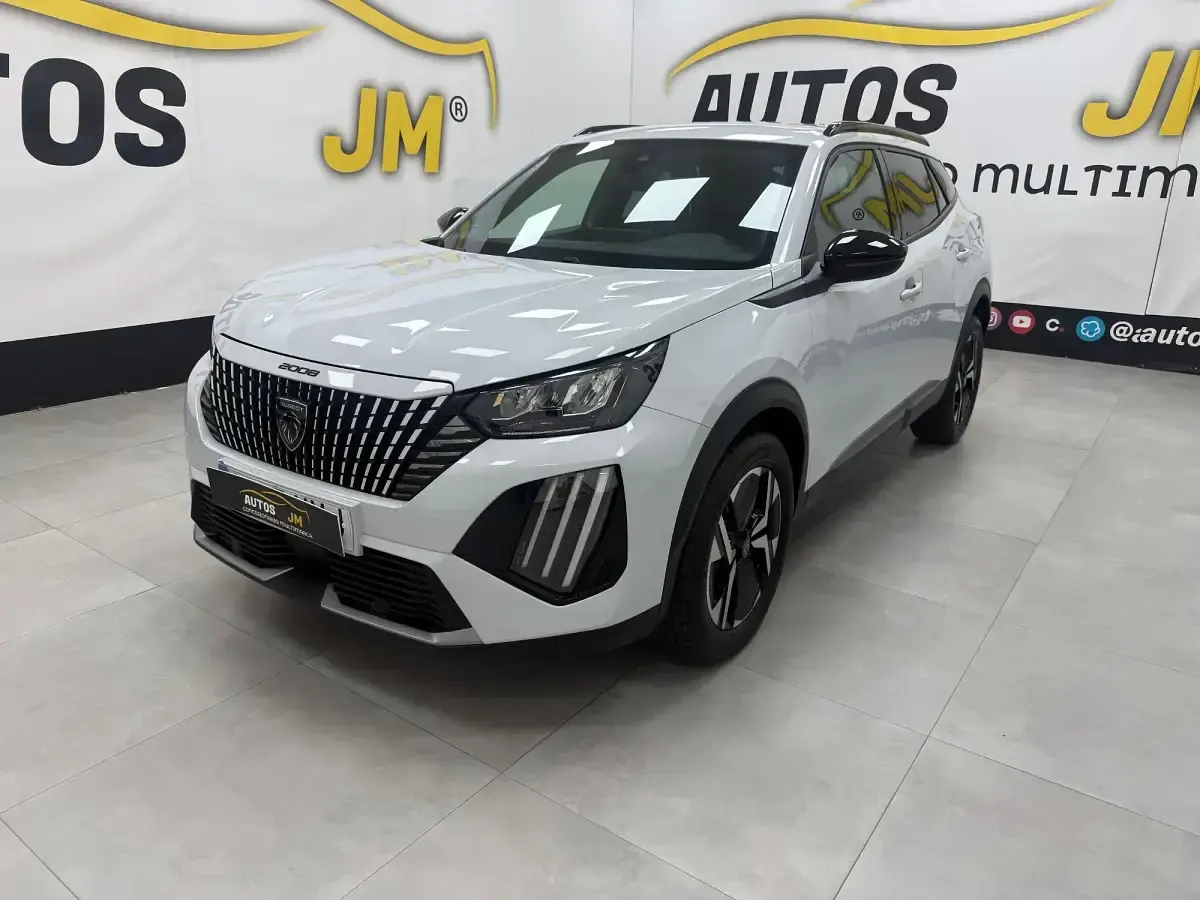 Usado Peugeot 2008 Allure 100 CV (73 kW) 2023 Gris / plata SUV
