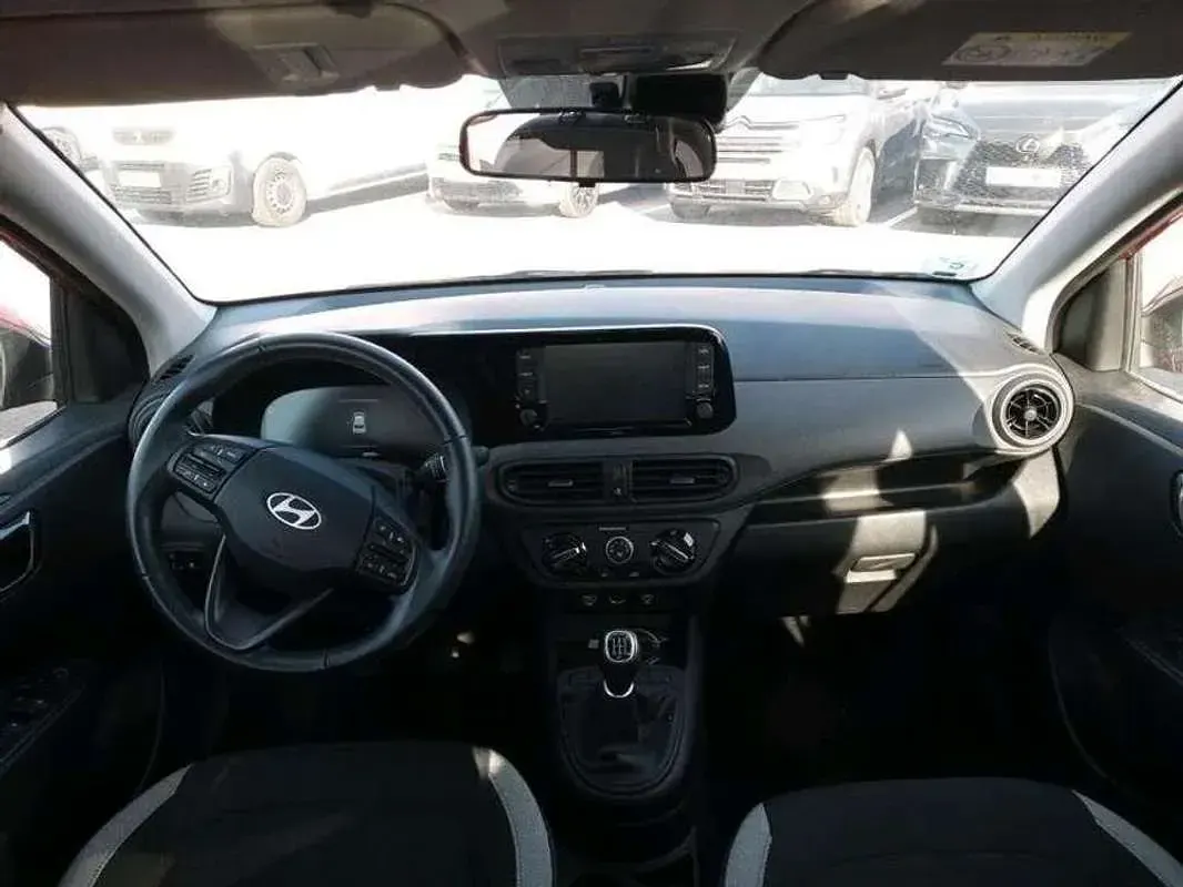 Usado Hyundai i10 67 CV (49 kW) 2023 Rojo Utilitario