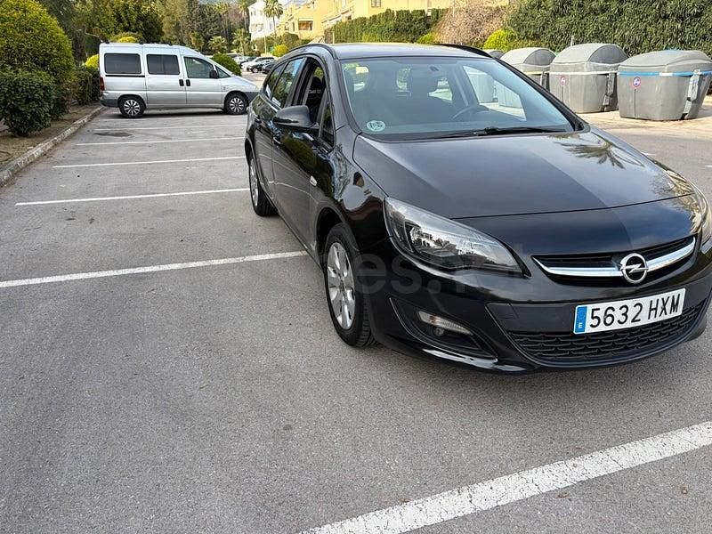 Usado Opel Astra Selective 110 CV (80 kW) 2014 Negro Familiar