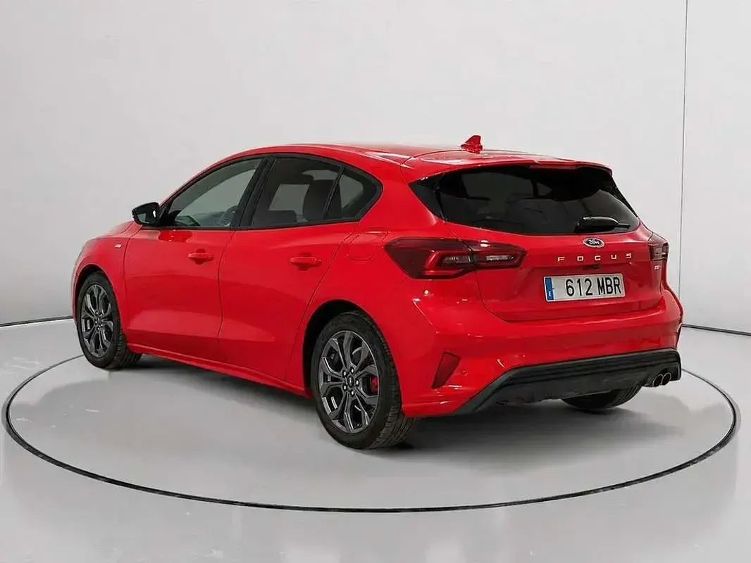 Usado Ford Focus ST-Line 125 CV (91 kW) 2022 Rojo Utilitario