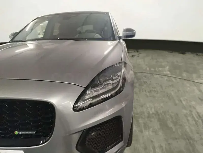 Usado Jaguar E-Pace R-Dynamic 309 CV (227 kW) 2023 Gris / plata SUV