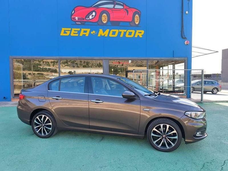 Usado Fiat Tipo Lounge 95 CV (69 kW) 2016 Marrón Berlina